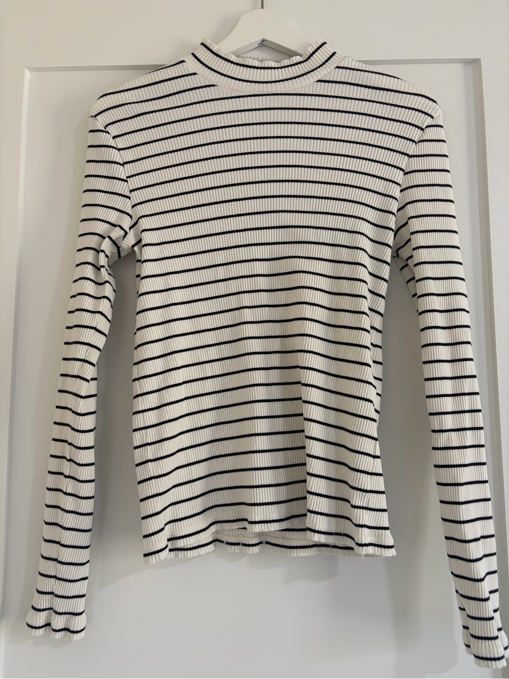 Uniqlo Striped Mock Neck Long Sleeve Top - White with Black Stripes | size M